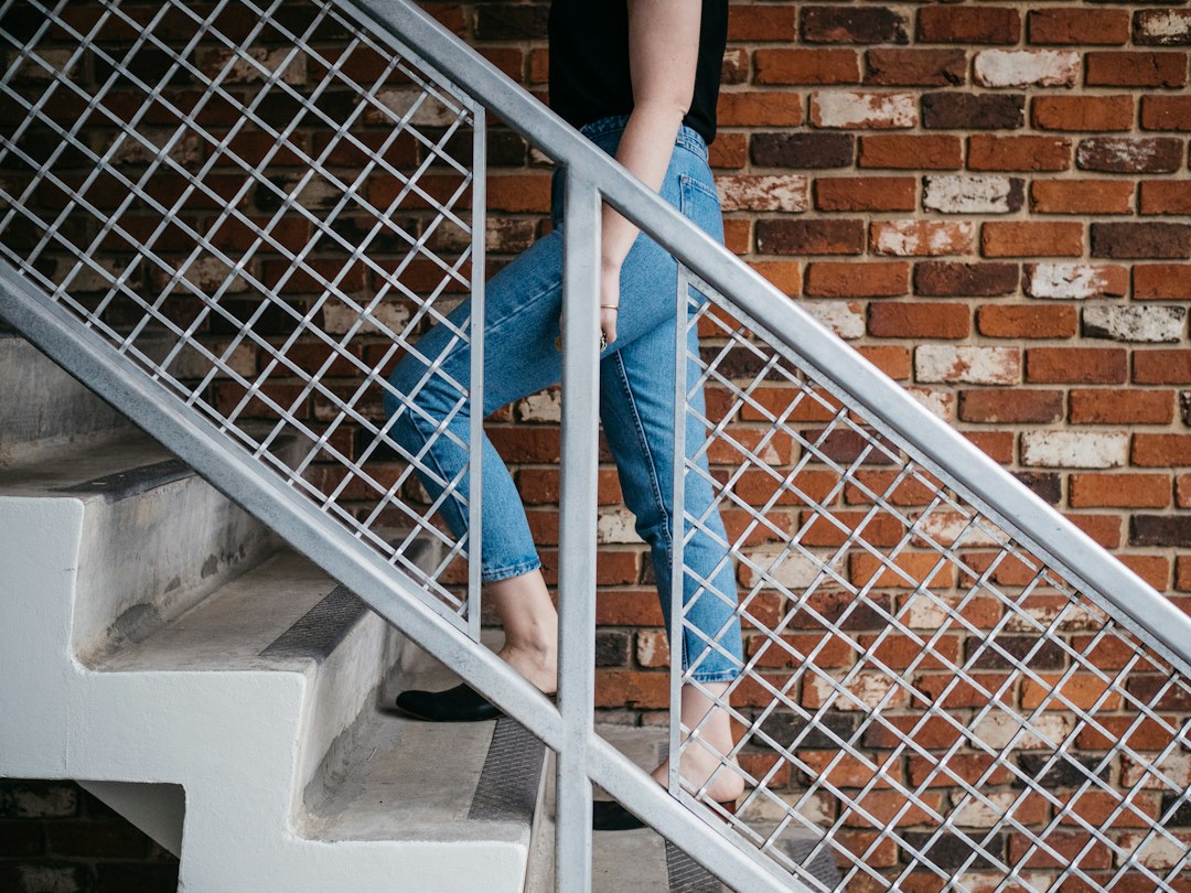 Why Your Knees Hurt When Climbing Stairs (Causes & Natural Solutions)